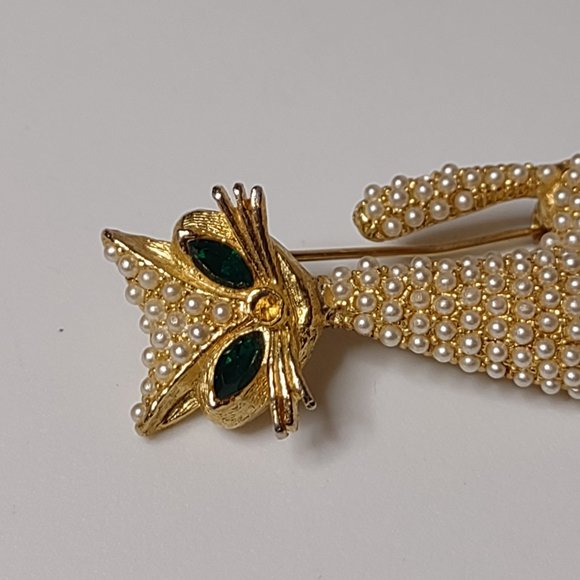Gold Tone Faux Pearl Cat Brooch With Green Eyes - Picture 3 of 15